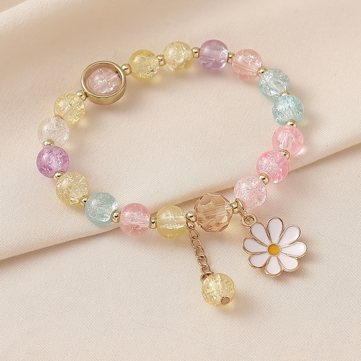 Crackle-glazen kralenarmband met madeliefjeshanger