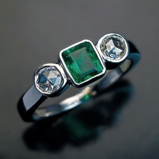 Vintage zilverkleurige ring met groene zirkonia