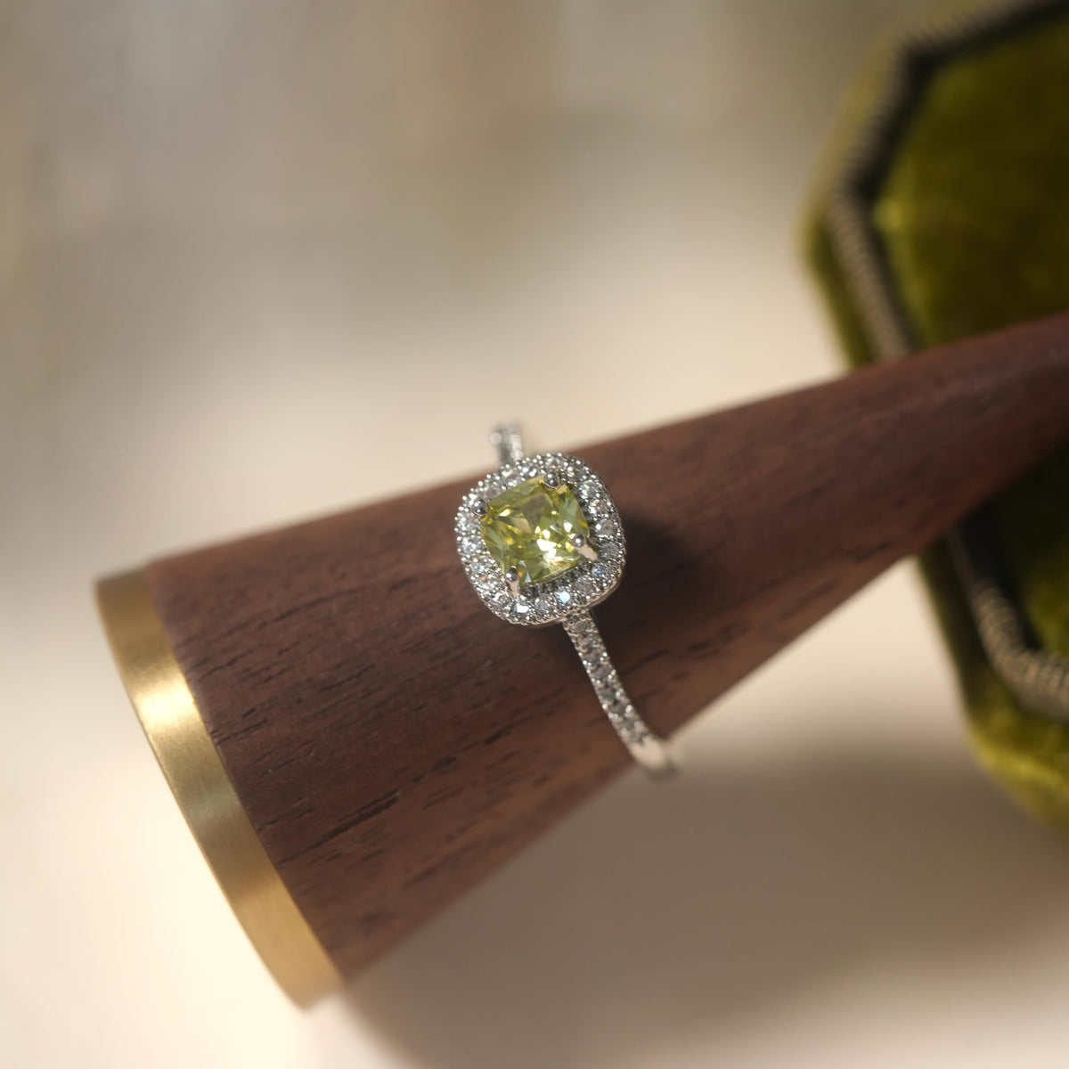 Anel Aberto com Zircónia Verde-Azeitona Estilo Vintage Ajustável