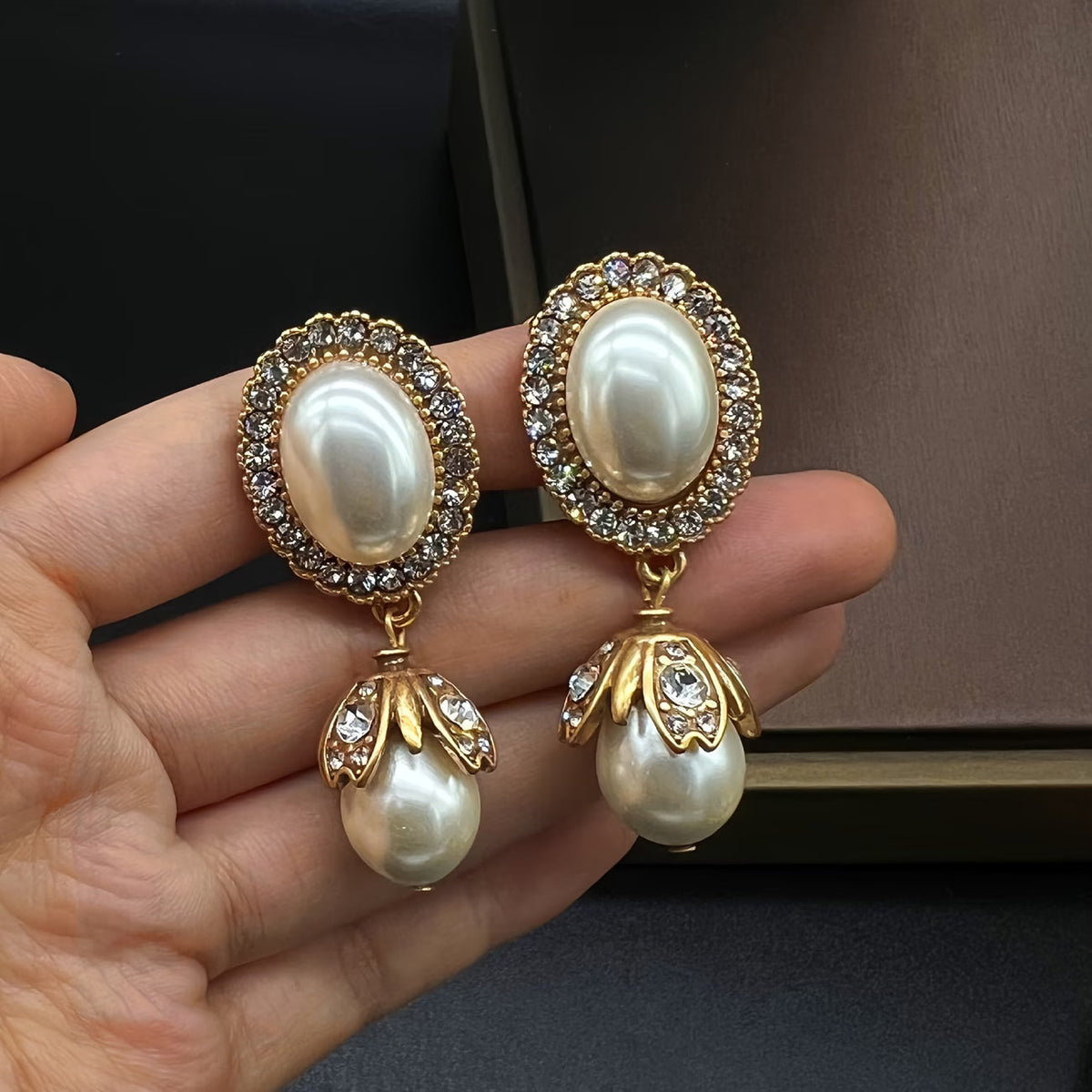 Brincos Pendentes Moldura de Pérolas Estilo Vintage