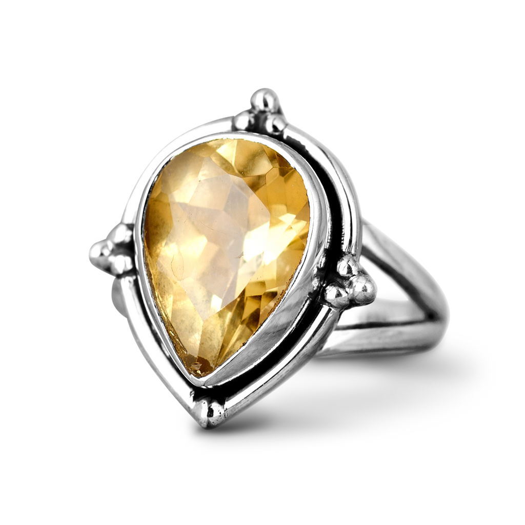 Peervormige zilverkleurige druppelring met citrienlook
