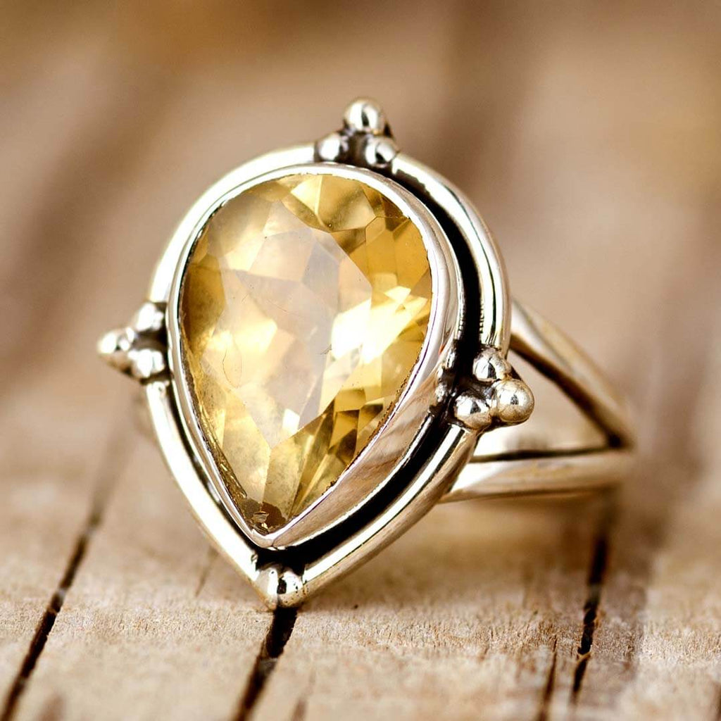 Peervormige zilverkleurige druppelring met citrienlook