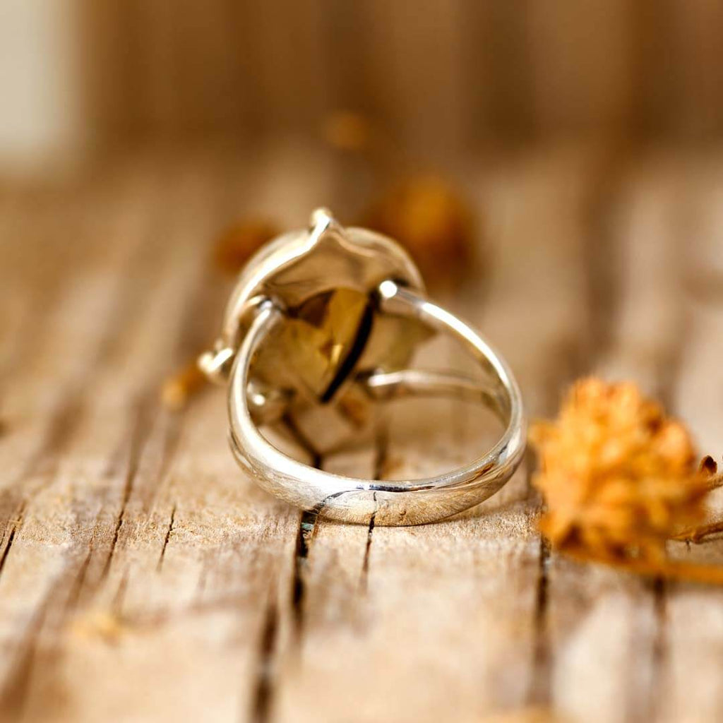 Peervormige zilverkleurige druppelring met citrienlook