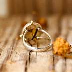 Peervormige zilverkleurige druppelring met citrienlook