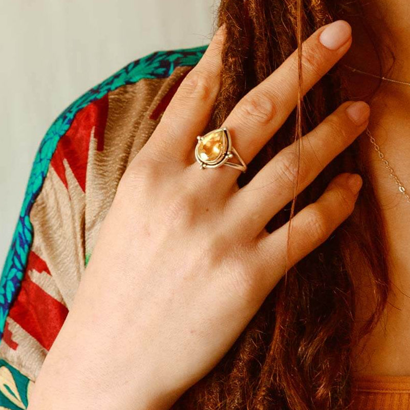 Peervormige zilverkleurige druppelring met citrienlook