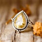 Peervormige zilverkleurige druppelring met citrienlook