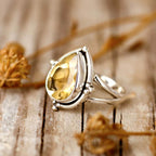 Peervormige zilverkleurige druppelring met citrienlook