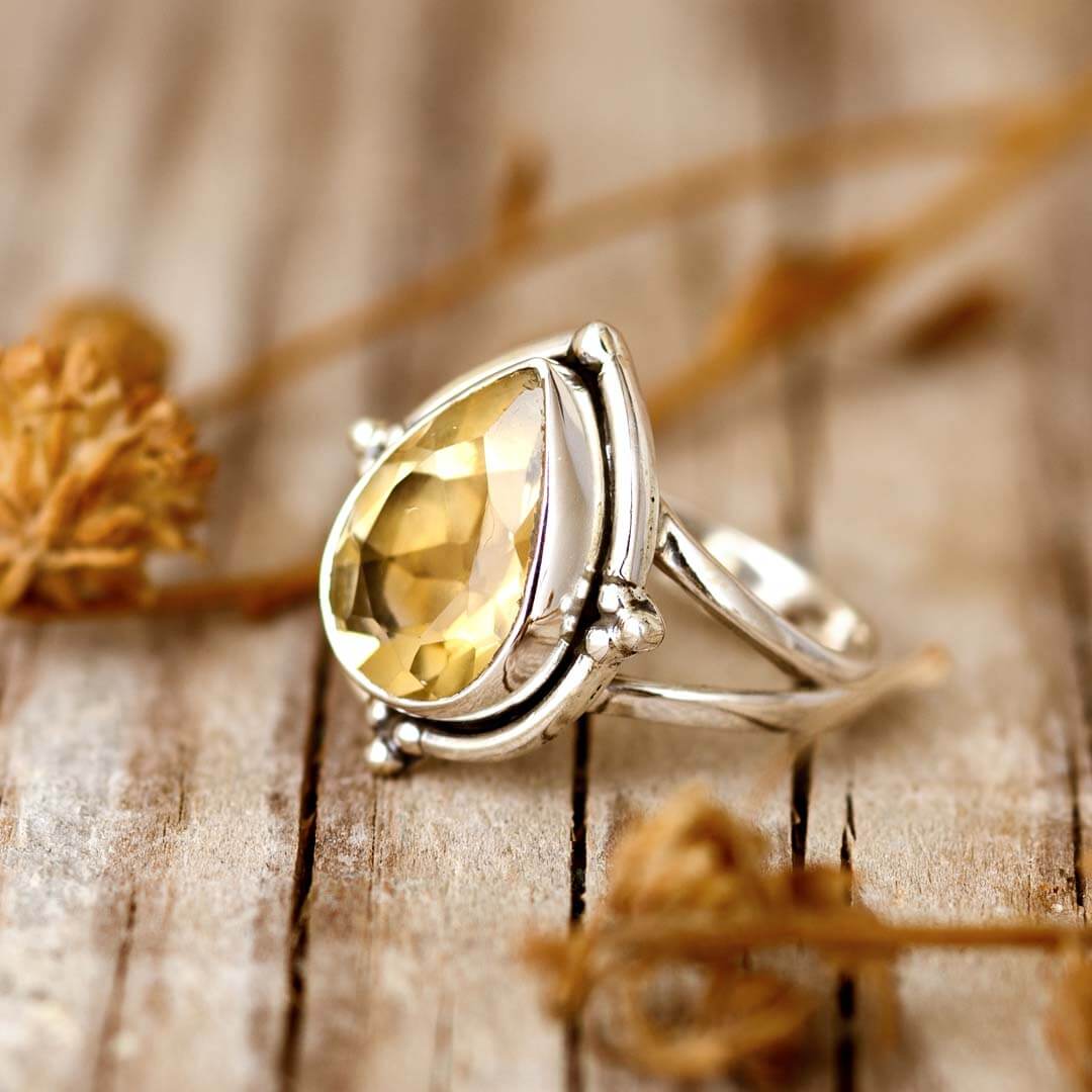 Peervormige zilverkleurige druppelring met citrienlook