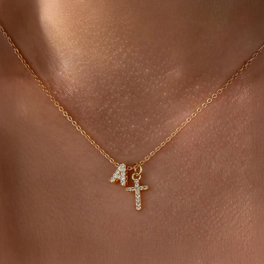 Fijne ketting met initiaal- en kruishanger in diamantlook