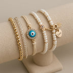 Armbandenbundel met hamsahand en parelaccenten