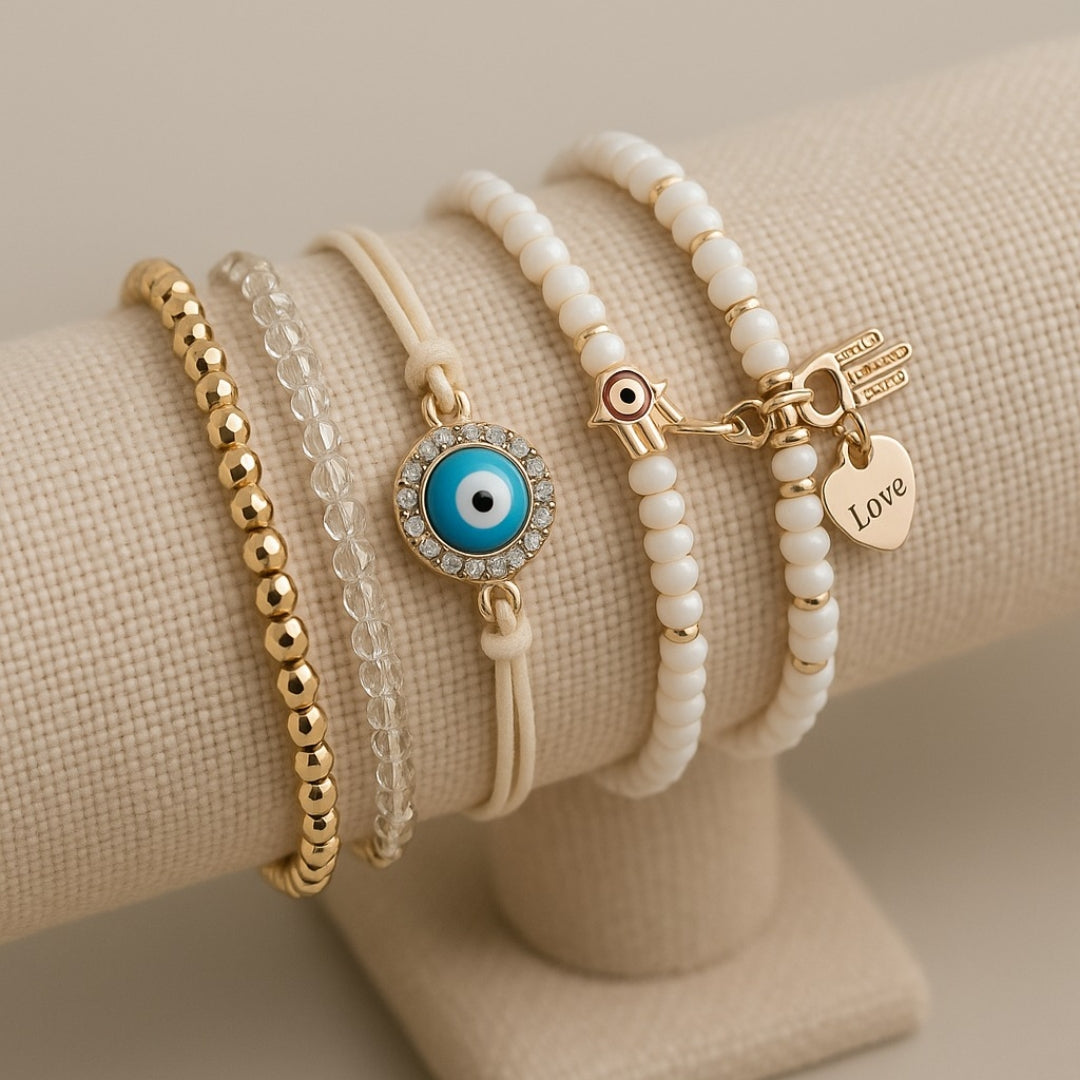 Armbandenbundel met hamsahand en parelaccenten