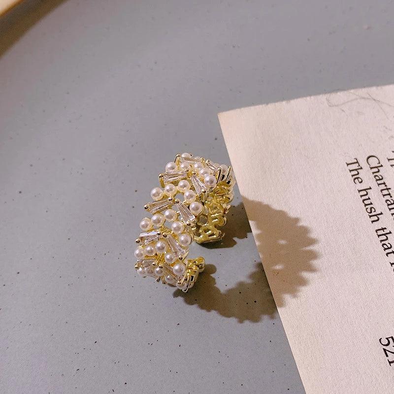 Open goudkleurige ring met cluster van kristal en parellook