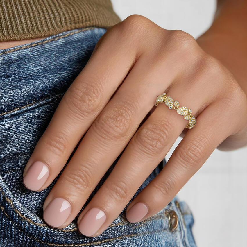 Goudkleurige eternityring met bladrank en kristallen