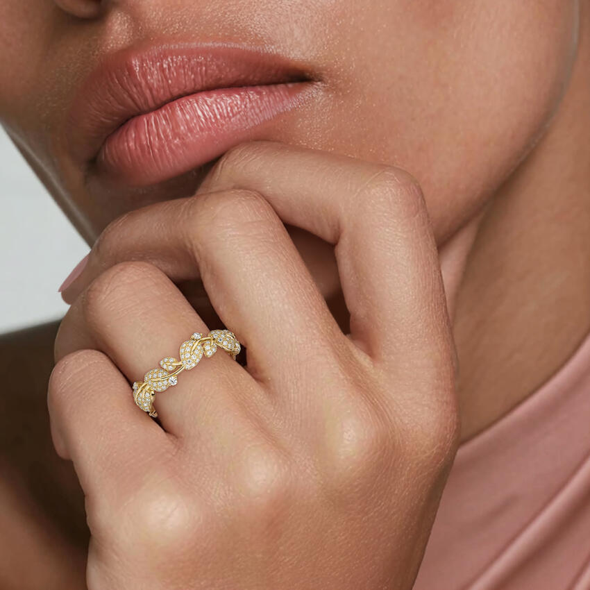 Goudkleurige eternityring met bladrank en kristallen