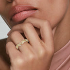 Goudkleurige eternityring met bladrank en kristallen