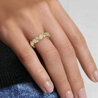 Goudkleurige eternityring met bladrank en kristallen