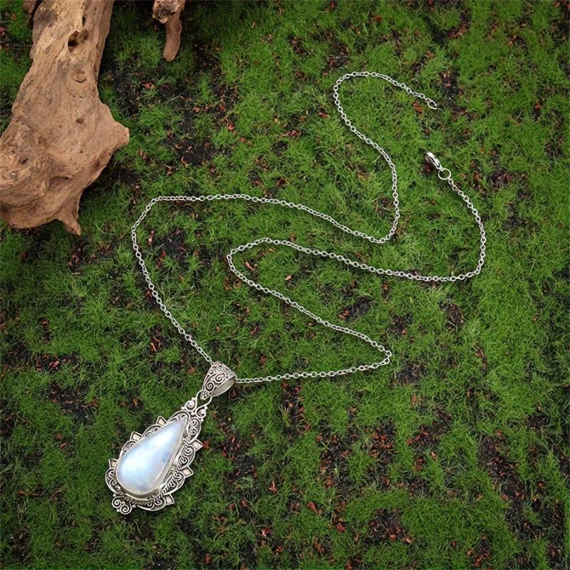 Adjustable Vintage-Style Moonstone Pendant Necklace
