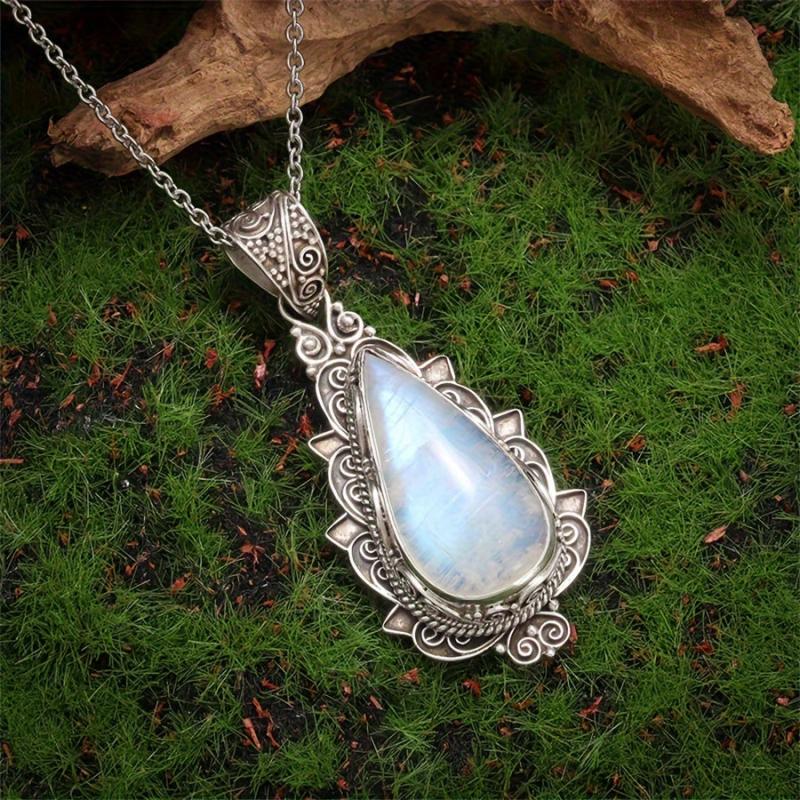 Adjustable Vintage-Style Moonstone Pendant Necklace