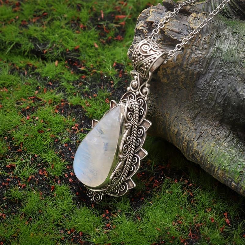 Adjustable Vintage-Style Moonstone Pendant Necklace