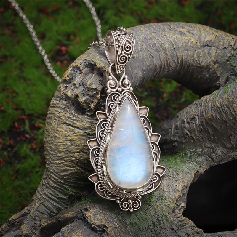 Adjustable Vintage-Style Moonstone Pendant Necklace