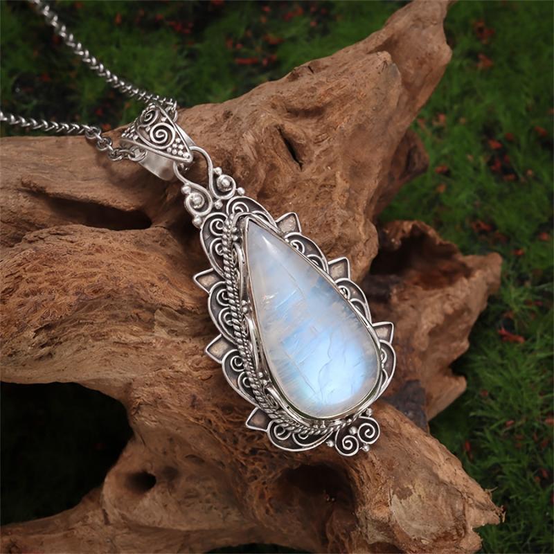 Adjustable Vintage-Style Moonstone Pendant Necklace