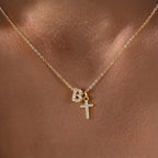 Fijne ketting met initiaal- en kruishanger in diamantlook