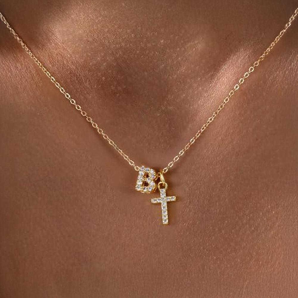 Fijne ketting met initiaal- en kruishanger in diamantlook
