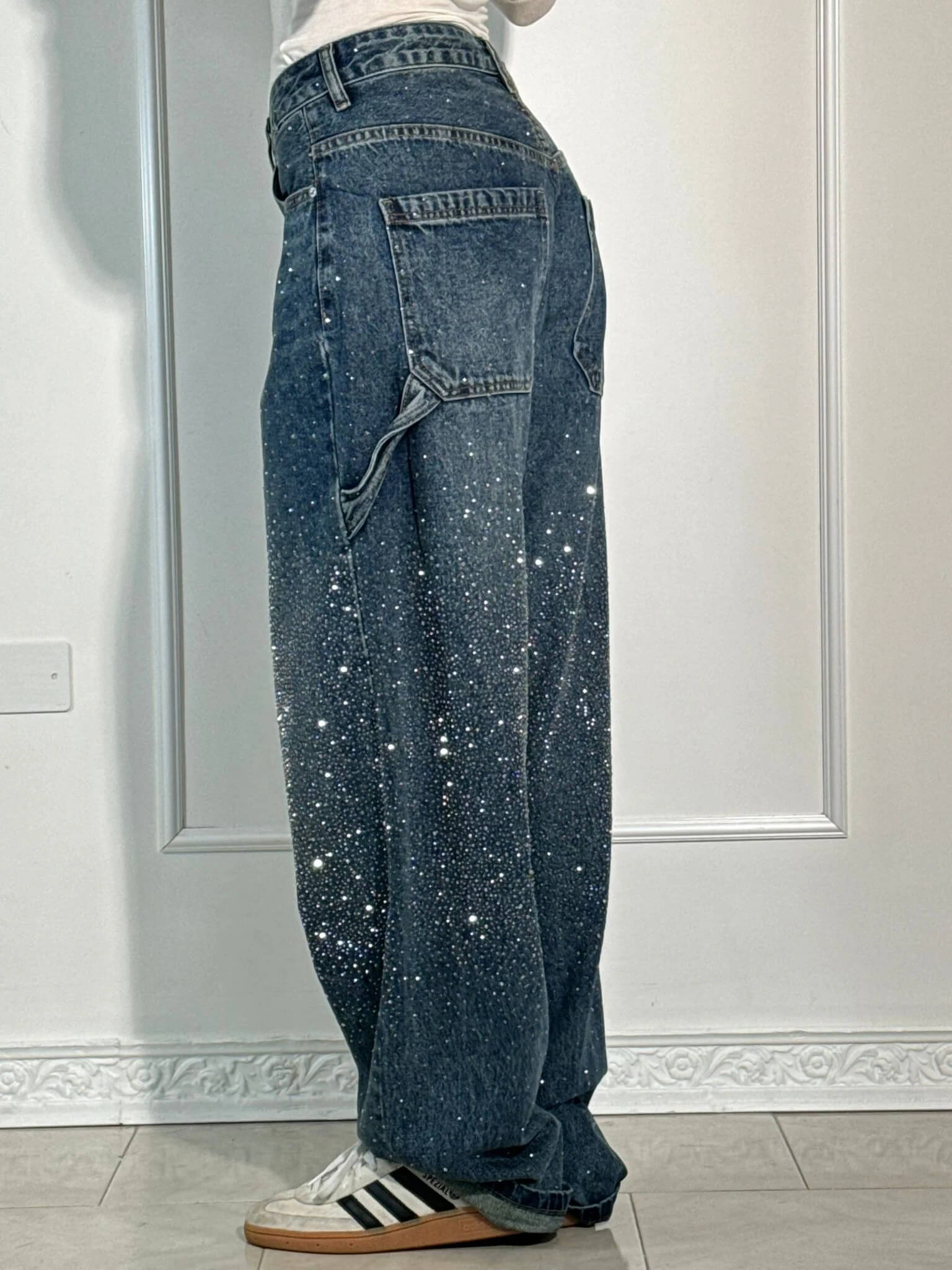 Oversized jeans met ballonpijp en glinsterende juweeltjes