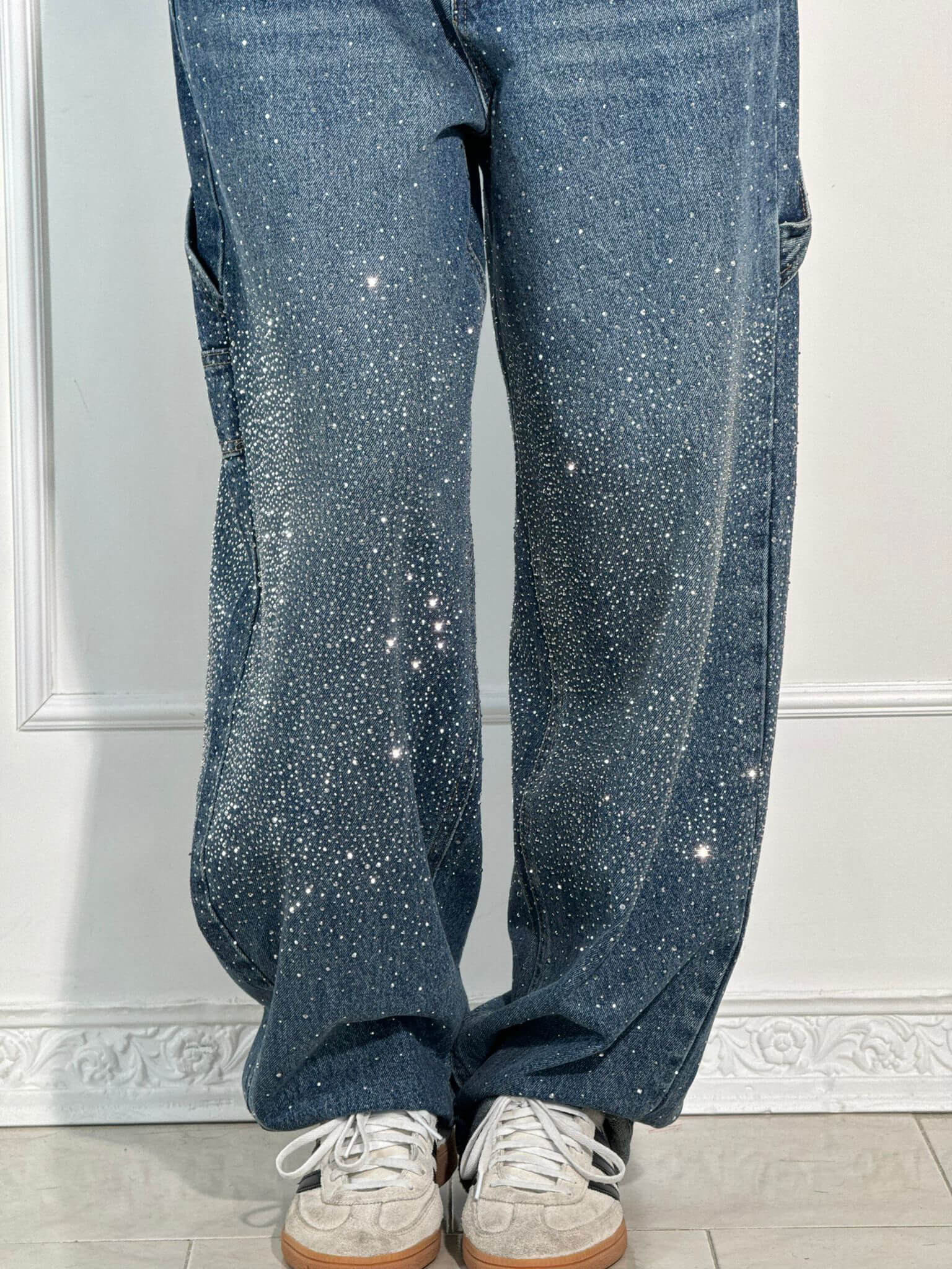 Oversized jeans met ballonpijp en glinsterende juweeltjes