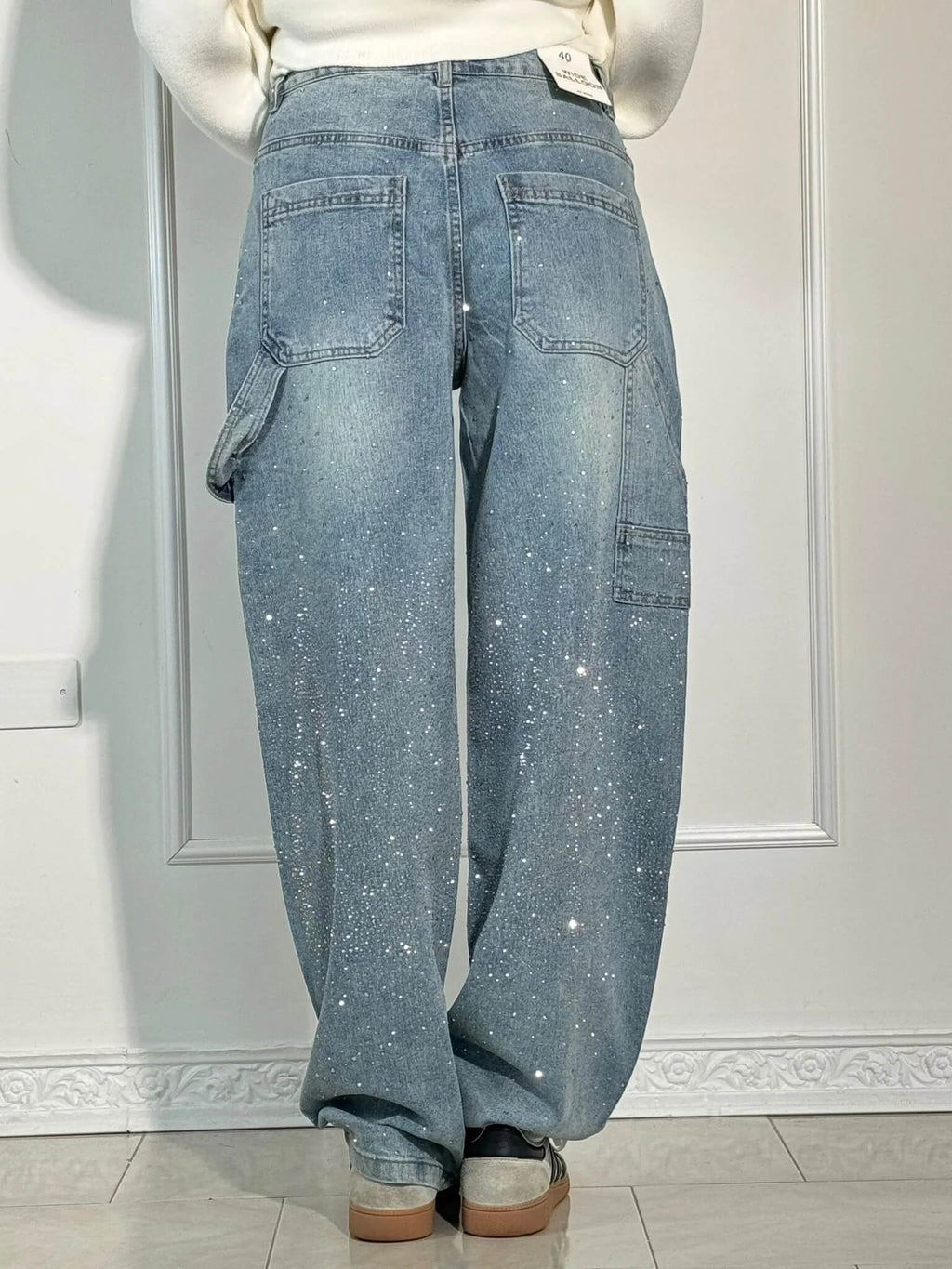 Oversized jeans met ballonpijp en glinsterende juweeltjes