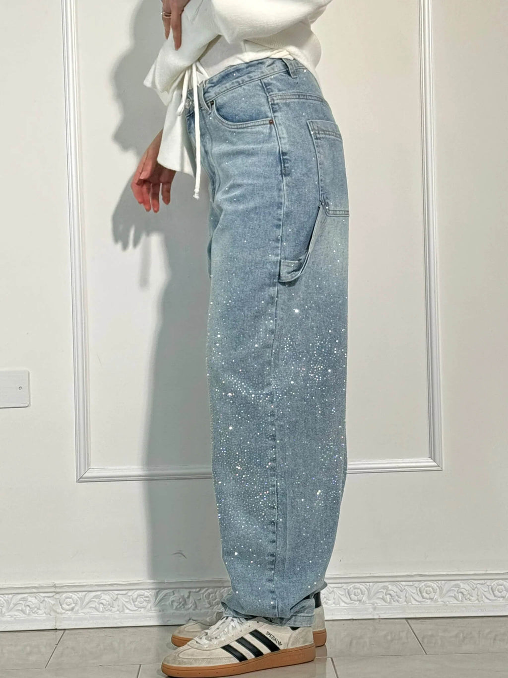 Oversized jeans met ballonpijp en glinsterende juweeltjes