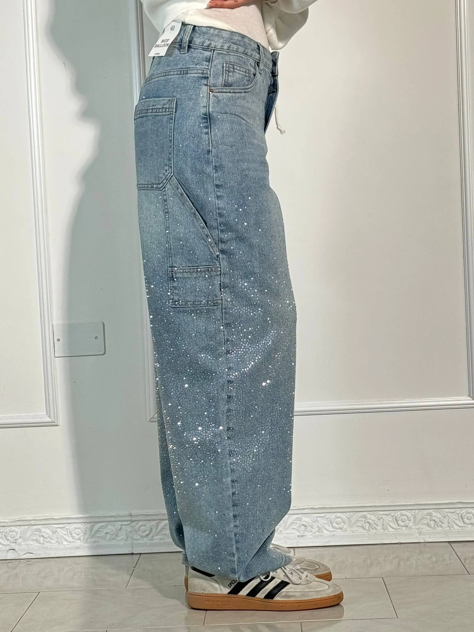 Oversized jeans met ballonpijp en glinsterende juweeltjes