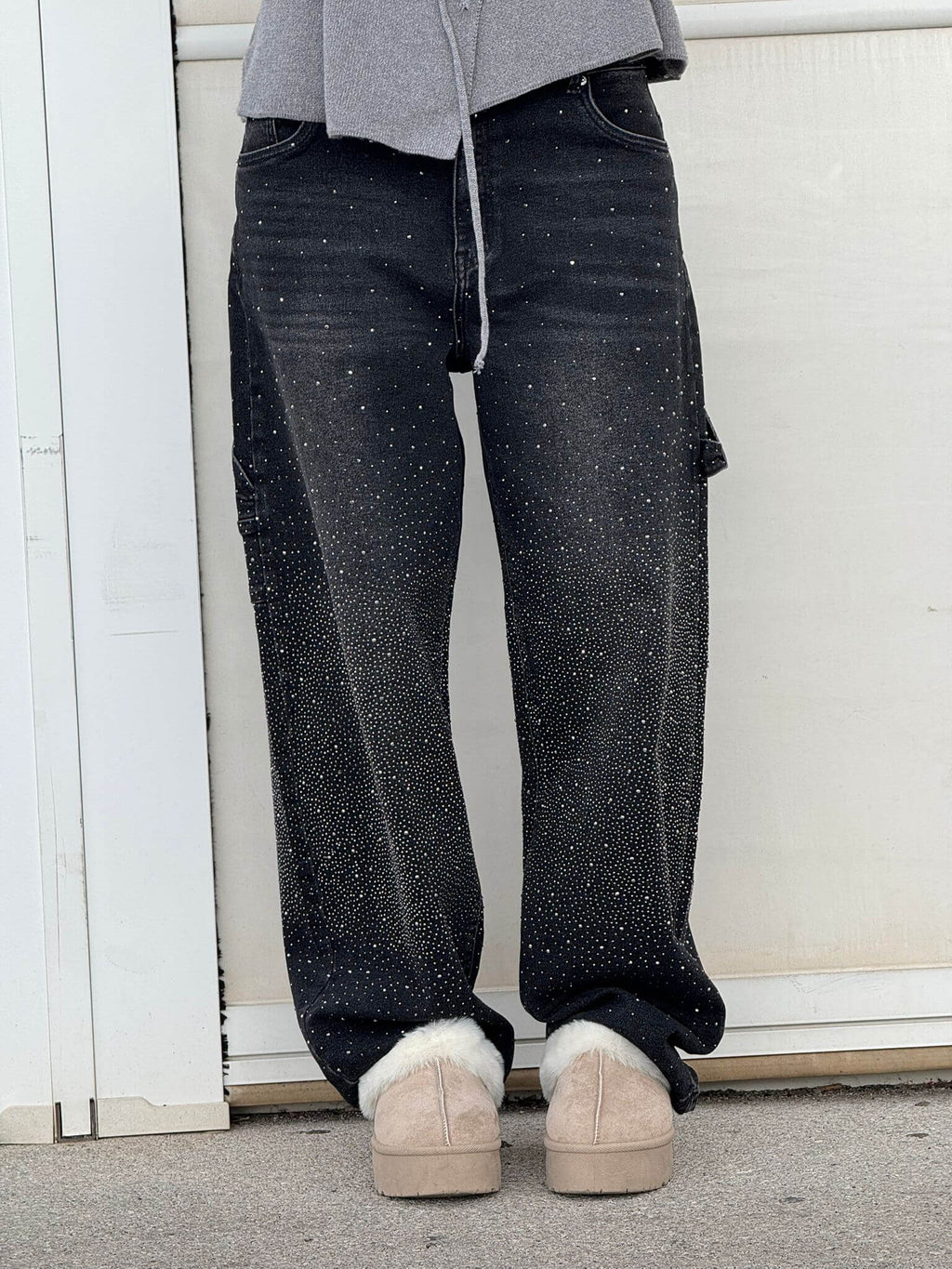 Oversized jeans met ballonpijp en glinsterende juweeltjes