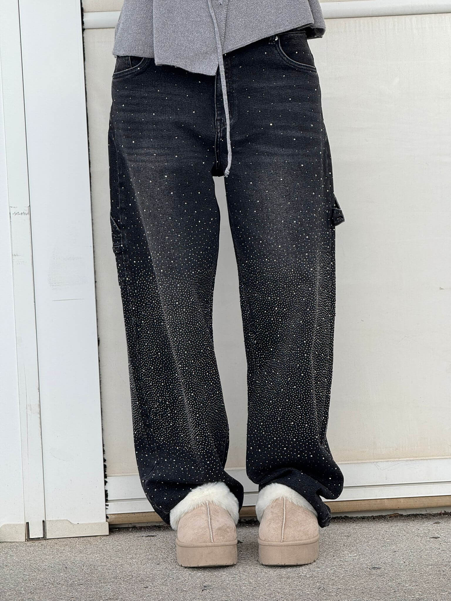 Oversized jeans met ballonpijp en glinsterende juweeltjes