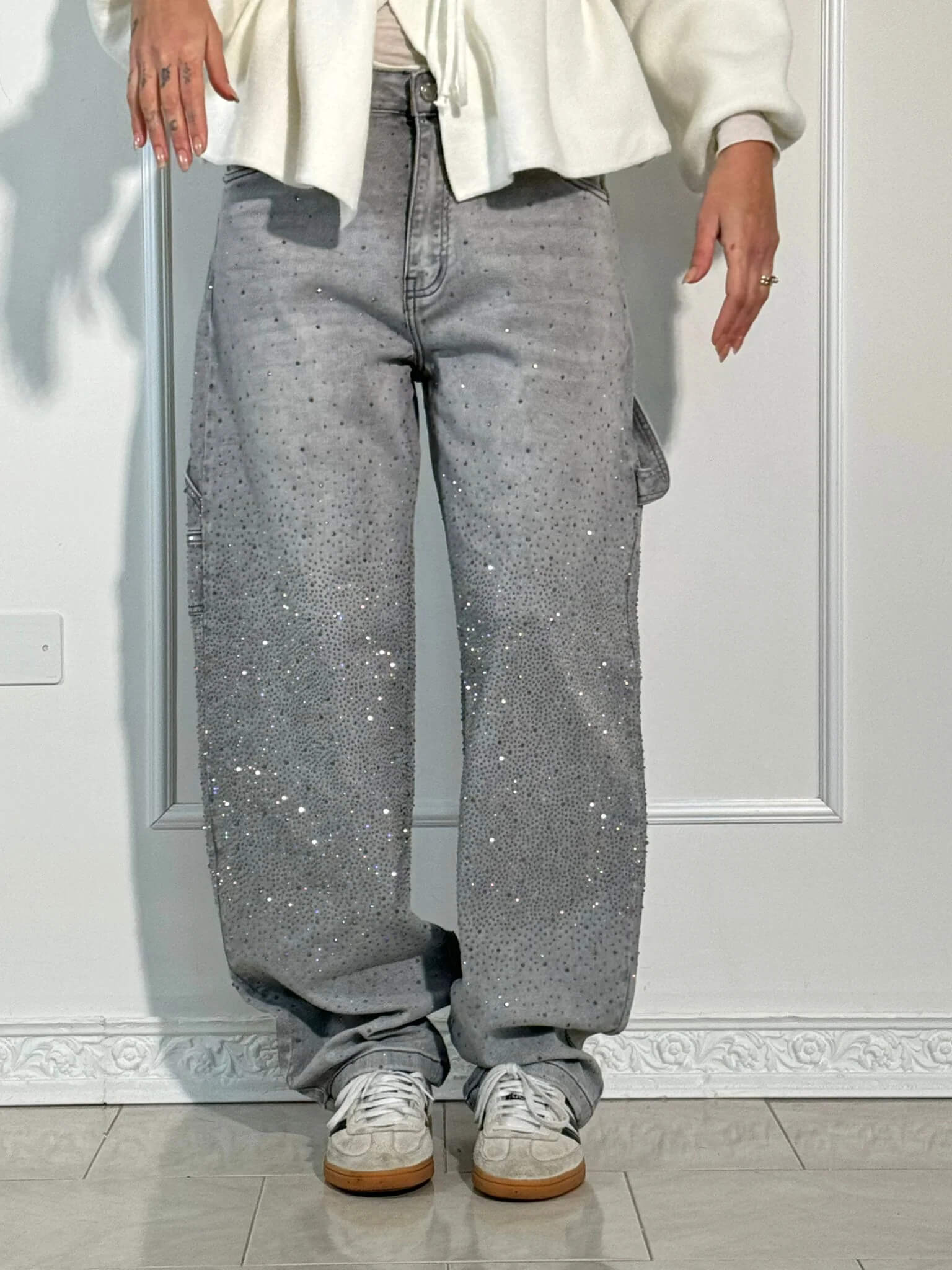 Oversized jeans met ballonpijp en glinsterende juweeltjes