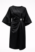 Satijnen maxi-jurk met volumineuze mouwen en broche