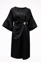 Satijnen maxi-jurk met volumineuze mouwen en broche