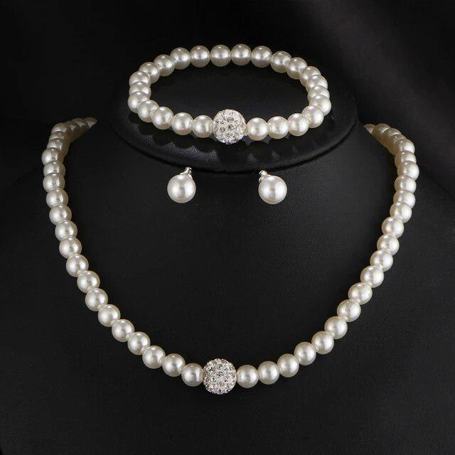 Set van parelketting, armband en oorbellen met kristallen sluiting
