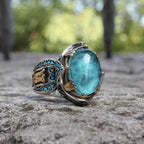 Udskåret ring med safir-look
