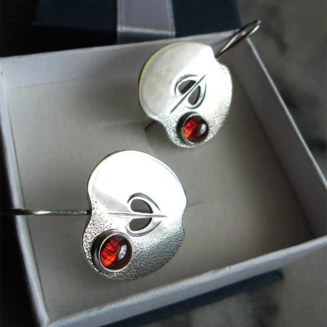 Boho oorbellen van sterling zilver met rode zirkonia