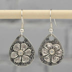 Boho zilverkleurige bloemenoorbellen