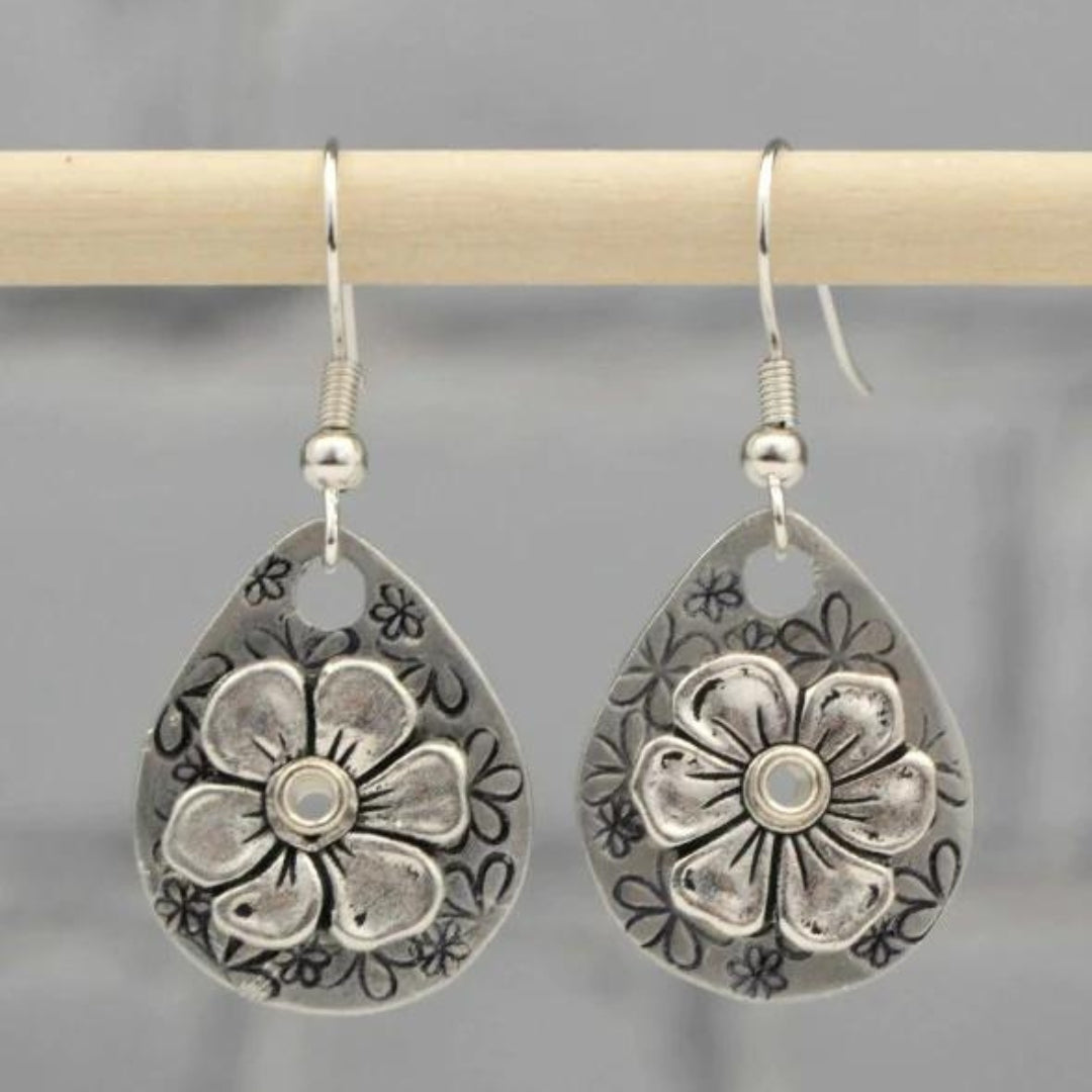 Boho zilverkleurige bloemenoorbellen