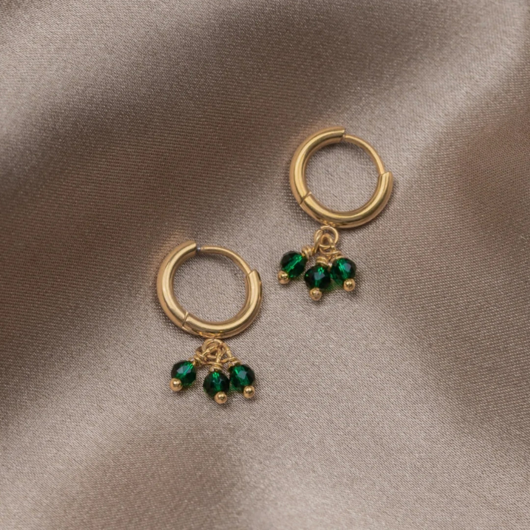 Goudkleurige oorbellen met groen kristal
