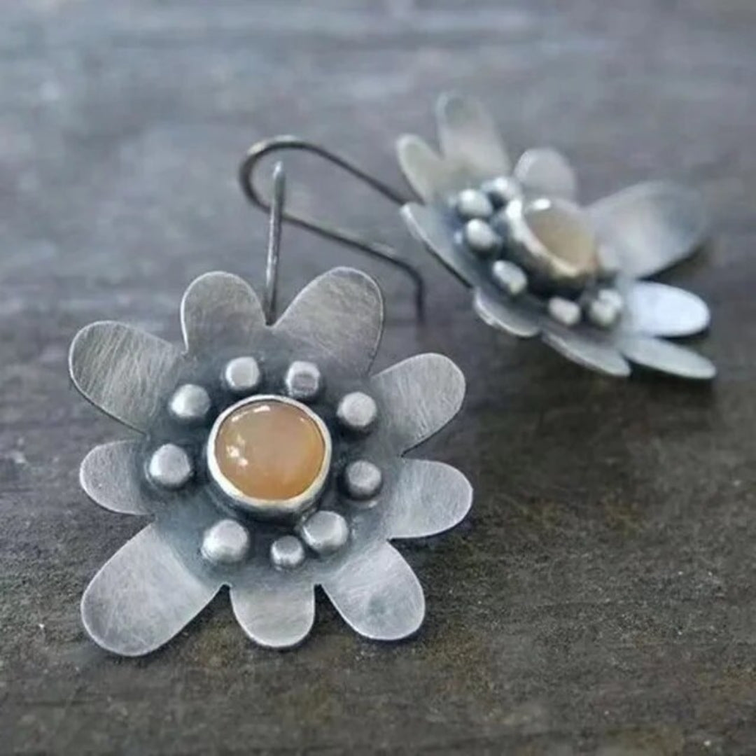 Vintage-Style Silver-Tone Daisy Earrings with Amber-Look Centre