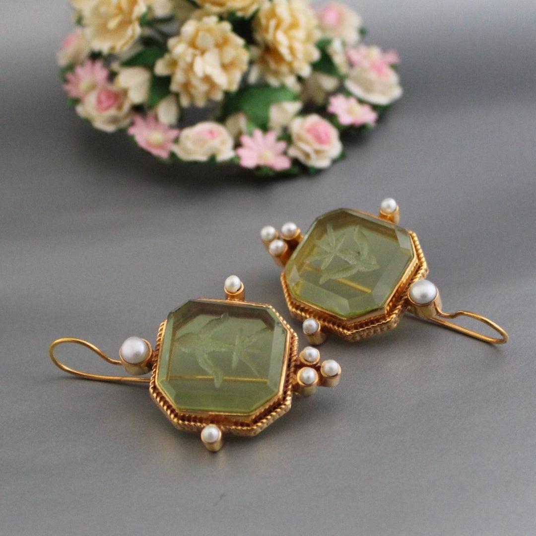 Brincos com Cristal Verde e Pérola com Armação Suave Estilo Vintage