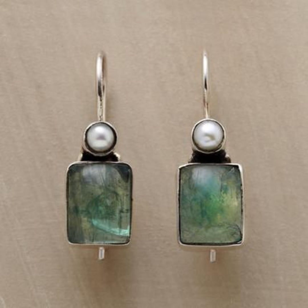 Brincos Retangulares com Pedra Verde e Pérola em Tom Prateado Estilo Vintage