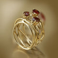Tynd guldfarvet ring i vintagestil med rød zirkonia