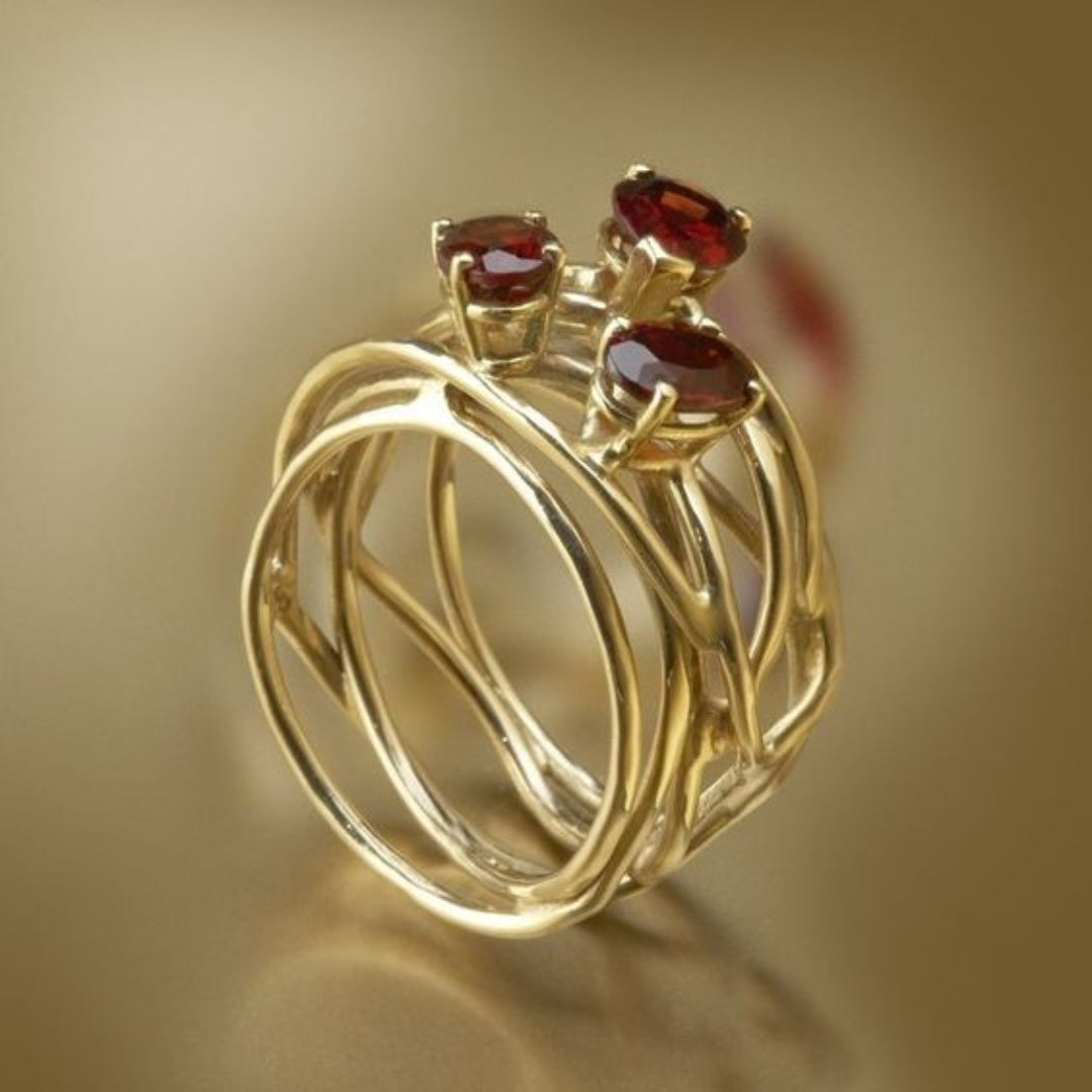 Vintage dunne goudkleurige ring met rode zirkonia