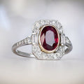 Sølvfarvet ring i vintagestil med rød zirkonia