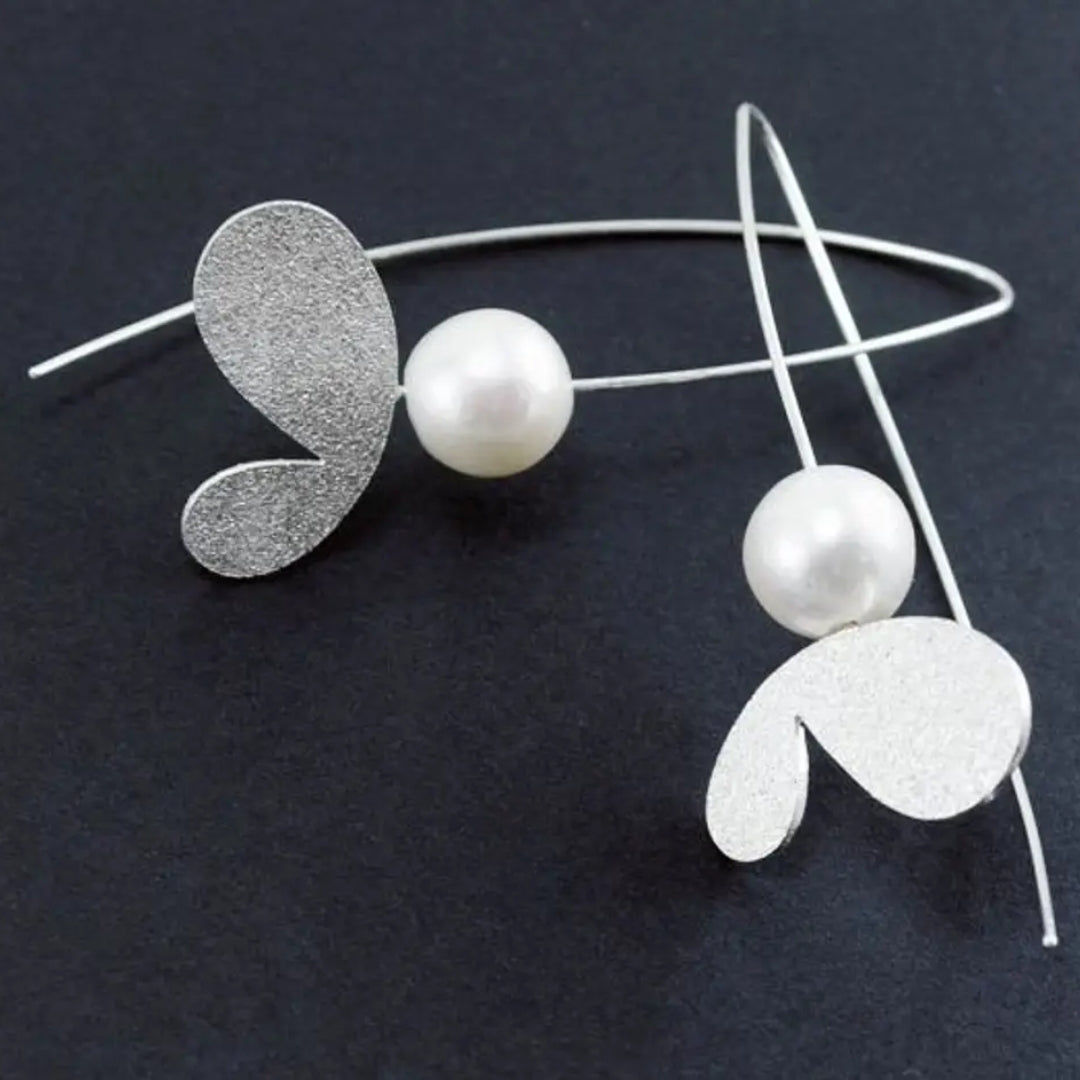 Vintage-Style Silver-Tone Leaf Earrings with Pearl